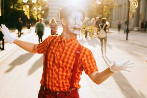 mime op straat, wachtend om zijn geliefde te ontmoeten foto