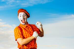 mime shows pantomime tegen de blauw lucht foto