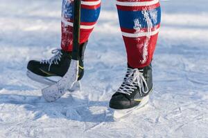 hockey skates detailopname gedurende een spel Aan ijs foto