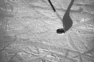 detailopname van stokjes en pucks in de stadion foto