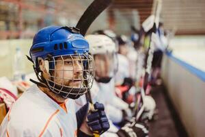 hockey spelers zitten Aan de bank gedurende de bij elkaar passen foto