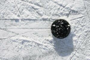 hockey puck leugens Aan de ijs in de stadion foto