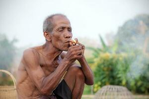 ouder mensen zijn roken. foto