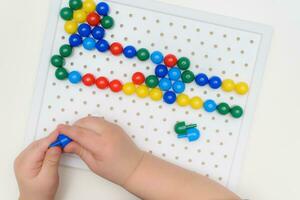 de baby Toneelstukken met een mozaïek- zittend Bij een tafel foto