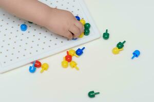 de baby Toneelstukken met een mozaïek- zittend Bij een tafel foto