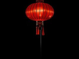 ai gegenereerd rood en goud Chinese lantaarns geïsoleerd Aan zwart achtergrond. Aziatisch nieuw jaar rood lampen festival ai generatief foto