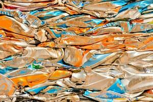 een stapel van aluminium blikjes met verschillend kleuren foto