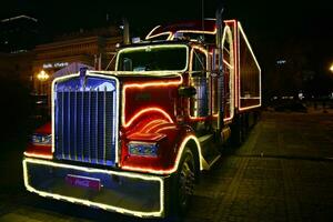 Warschau, Polen. 13 januari 2018. coca cola vrachtauto de liefdadigheid campagne van de Super goed orkest van Kerstmis liefdadigheid. Jurek owsiak. foto