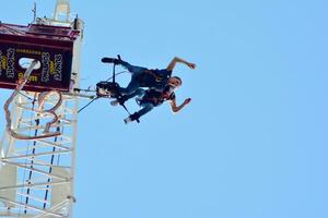 Warschau, Polen. 28 april 2018. tandem bungee springen in Warschau. bungee springen voor twee. foto