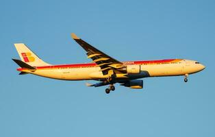 Iberia luchtvaartmaatschappijen passagier vlak Bij luchthaven. schema vlucht reizen. luchtvaart en vliegtuigen. lucht vervoer. globaal Internationale vervoer. vlieg en vliegen. foto