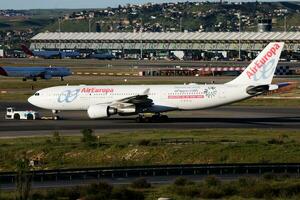 lucht europa passagier vlak Bij luchthaven. schema vlucht reizen. luchtvaart en vliegtuigen. lucht vervoer. globaal Internationale vervoer. vlieg en vliegen. foto