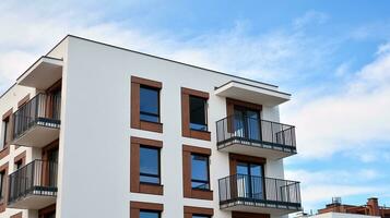 modern appartement gebouwen Aan een zonnig dag met een blauw lucht. facade van een modern appartement gebouw. glas oppervlakte met zonlicht. foto