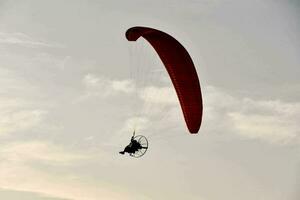 een persoon is paragliden in de lucht foto