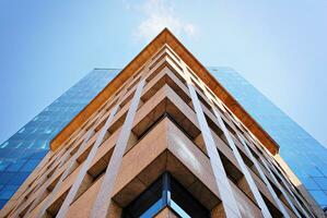 structureel glas muur reflecterend blauw lucht. abstract modern architectuur fragment. foto