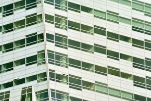 structureel glas muur reflecterend blauw lucht. abstract modern architectuur fragment foto