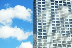 structureel glas muur reflecterend blauw lucht. abstract modern architectuur fragment. foto