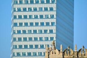 structureel glas muur reflecterend blauw lucht. abstract modern architectuur fragment. foto