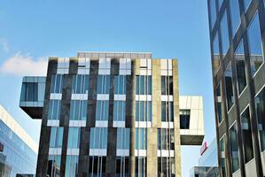 structureel glas muur reflecterend blauw lucht. abstract modern architectuur fragment. foto