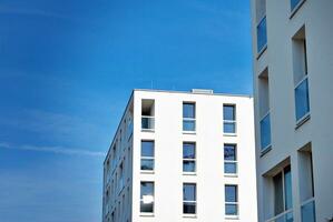 modern appartement gebouw in zonnig dag. buitenkant, woon- huis facade. foto