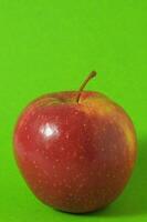 een appel is getoond Aan een groen achtergrond foto