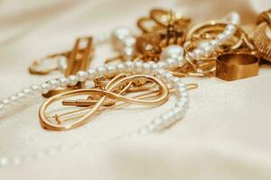 vrouwen sieraden, goud ketting, modieus sieraden Aan een zijde achtergrond. foto