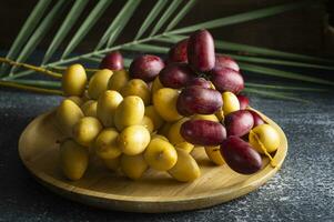 datum palm fruit Aan een houten bord foto