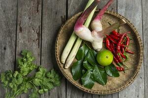 Thais voedsel ingrediënten voor tomyum in een mand Aan een houten tafel foto