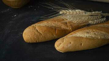 twee broden van brood Aan een zwart achtergrond foto