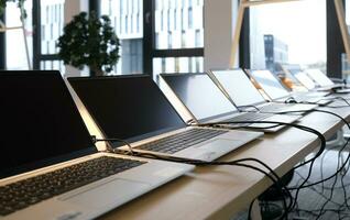 rij van laptops wezen bereid en reeks omhoog voor nieuw medewerkers in een bedrijf foto