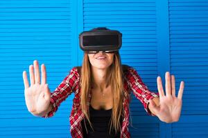 vrouw in virtual reality headset genieten van haar ervaring foto
