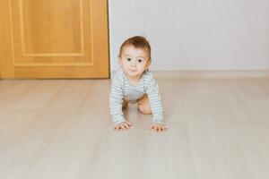 portret van een kruipen baby jongen foto