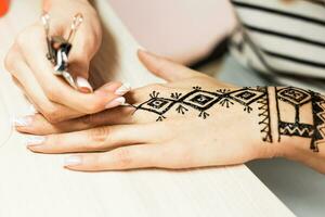 jong vrouw mehendi artiest schilderij henna- Aan de hand- foto
