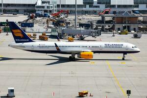 München, duitsland, 2019 - ijslandlucht passagier vlak Bij luchthaven. schema vlucht reizen. luchtvaart en vliegtuigen. lucht vervoer. globaal Internationale vervoer. vlieg en vliegen. foto