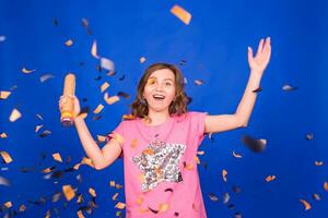 partij tijd. vrolijk jong gelukkig vrouw of tiener meisje met confetti foto