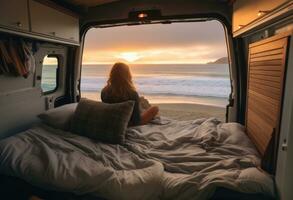 ai gegenereerd busje avontuur mensen auto levensstijl vrijheid reis zomer zonsondergang Dames camper buitenshuis foto