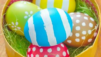 kleurrijk Pasen eieren. levendig, feestelijk vakantie decoraties symboliseert voorjaar viering en traditioneel overladen ontwerpen foto