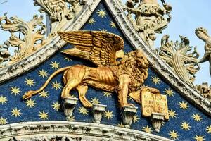 gouden leeuw standbeeld Aan de dak van een gebouw in Venetië foto