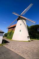 een windmolen is getoond in een landelijk Oppervlakte foto