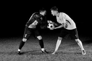 mannen spelen voetbal foto