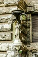 standbeeld van Maria en Jezus Aan de kant van een gebouw foto