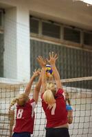 Dames spelen volleybal foto