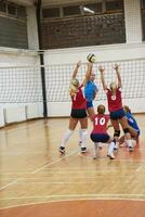 Dames spelen volleybal foto