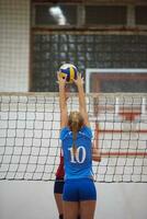 Dames spelen volleybal foto