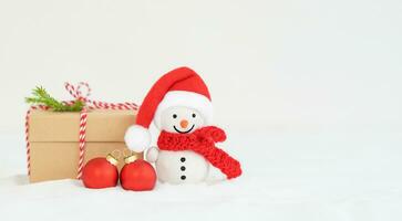 Kerstmis achtergrond met geschenk doos, sneeuwman en ornamenten foto