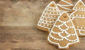 vakantie peperkoek koekjes Aan de houten achtergrond foto