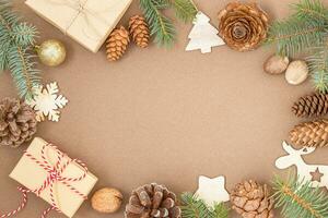 Kerstmis achtergrond met kegels, net takjes, geschenken, ornamenten foto