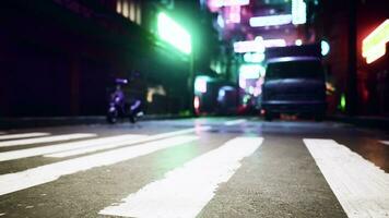 een levendig stad straat verlichte door de lichten van de nacht foto