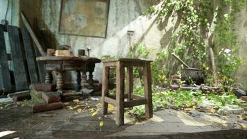 een verlaten kamer met een houten stoel Aan een versleten houten verdieping foto