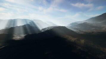 alpine kettingen gehuld in de ochtend- mist foto