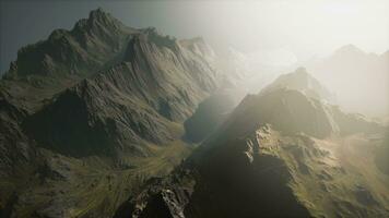 een adembenemend antenne visie van majestueus zonovergoten berg pieken foto